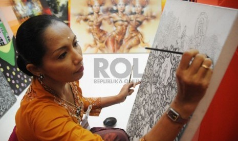  Seorang perajin membuat lukisan khas Bali dalam pameran kerajinan Inacraft 2013 di Jakarta Convention Center (JCC), Jakarta, Rabu (24/4).  (Republika/Aditya Pradana Putra)