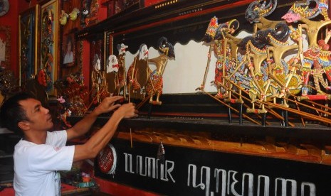 Seorang perajin menata sejumlah wayang klitik kayu yang telah jadi di Gemampir, Klaten, Jawa Tengah, Selasa (1/3).