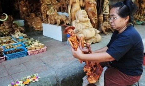 Seorang perajin mengamplas sebuah ukiran kayu di Desa Mas, Ubud,  Bali. 