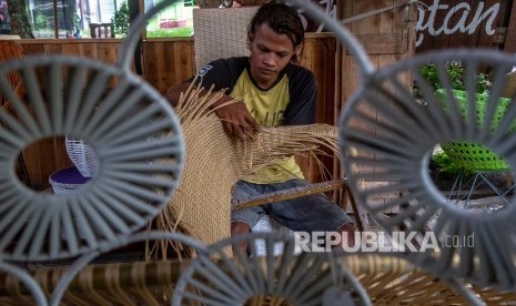 Seorang perajin menyelesaikan kerajinan anyaman mebel rotan di sebuah industri rumahan BK Rotan, Kelurahan Kalipancur, Ngaliyan, Semarang, Selasa (7/1). Kementerian Koordinator (Kemenko) Bidang Perekonomian mencatat, realisasi penyaluran Kredit Usaha Rakyat (KUR) sampai dengan 31 Desember 2019 mencapai Rp 139,51 triliun kepada 4,7 juta debitur. 