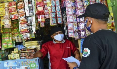 Seorang perangkat desa mendata pedagang penyewa pertokoan milik Pemerintah Desa Darmaraja yang dikelola oleh Badan Usaha Milik Desa (BUMDes)?Bangkit di Dusun Awiluar, Desa Daramaraja, Kabupaten Ciamis, Jawa Barat, Ahad (19/9/2021). Pemerintah Provinsi Jawa Barat terus mengupayakan kemajuan desa untuk meningkatkan aktivitas perekonomian masyarakat di desa dengan meluncurkan program BUMDes Jabar juara.