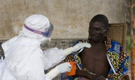 Seorang perawat memeriksa pasien yang diduga terinfeksi virus Ebola.