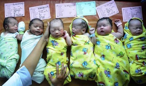  Seorang perawat memperlihatkan bayi yang lahir tanggal 12 Desember 2012 (12-12-12) di RSIA Andini Pekanbaru, Riau, Rabu (12/12).   (Antara/Viki Payoka)