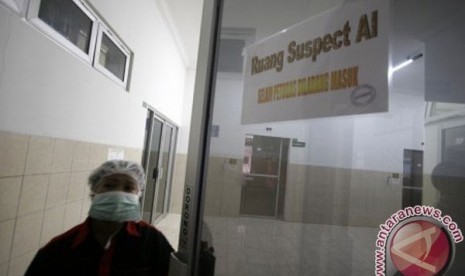 Seorang perawat menutup pintu ruang isolasi pasien Suspect MERS-Cov, di RSUP H Adam Malik Medan, Sumut, Selasa (6/5).