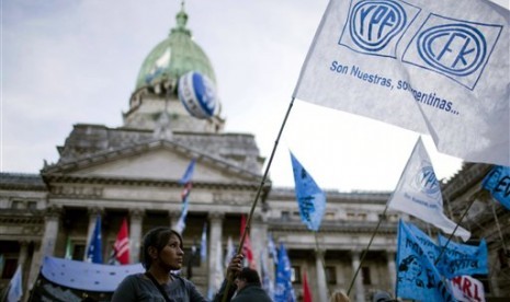 Seorang perempuan Argentina melambaikan bendera bertuliskan 