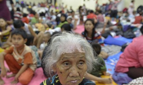 Seorang perempuan lansia korban banjir mengungsi di Gelanggang Olahraga Otista, Jakarta Timur, Sabtu (18/1). Berdasarkan data Badan Nasional Penanggulangan Bencana (BNPB) Daerah DKI Jakarta hingga Sabtu (18/1), sebanyak 25.332 jiwa terdampak banjir, sement