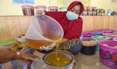 Seorang perempuan menyaring madu hutan Sumbawa sebelum dikemas di UMKM Madu Lestari Sumbawa di Desa Semongkat, Kecamatan Batulanteh, Kabupaten Sumbawa, NTB.