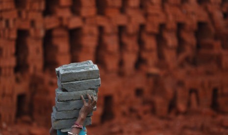 Seorang perempuan migran mengangkut batu bata di pabrik Kathmandu, Nepal, Kamis (9/1). Perempuan mendapatkan manfaat paling sedikit dari perekonomian dunia saat ini.