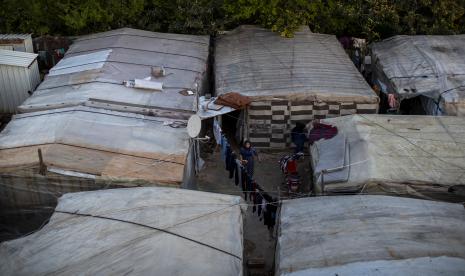 Seorang perempuan pengungsi Suriah di kamp pengungsi informal, di kota Bhannine di kota utara Tripoli, Lebanon, Selasa, 13 April 2021.