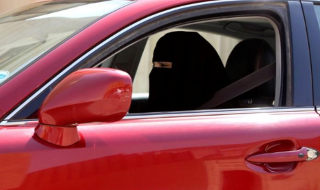 Sejarah Baru, Pertama Kali Wanita Saudi Jadi Sopir Taksi. Seorang perempuan Saudi yang mengendarai mobil