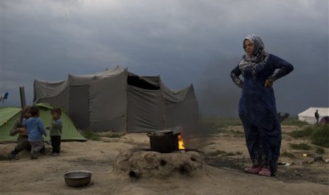 Seorang perempuan Suriah memasak di kamp pengungsi di Idomeni, Yunani, Selasa, 10 Mei 2016.