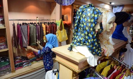 Seorang perempuan tengah memilih busana muslimah di salah satu butik muslimah di kawasan Tebet, jakarta Selatan, Senin (28/10). Banyaknya butik-butik yang khusus menjual pakaian muslimah seperti kerudung dan pasmina, membuat banyak pilihan bagi para remaja