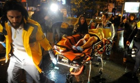 Seorang perempuan yang terluka dibawa menuju ambulans dari klub malam tempat serangan penembakan terjadi di pesta perayaan Tahun Baru di Istanbul, Turki, pada 1 Januari 2017. 