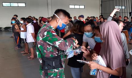 Seorang personel TNI AD membagikan masker wajah untuk Pekerja Migran Indonesia (PMI) dari Malaysia di Pos Lintas Batas Negara (PLBN).  Satuan tugas (Satgas) Pengamanan perbatasan (Pamtas) RI-Malaysia Yonif 144/JY membagikan masker untuk pelajar dan warga perbatasan di wilayah Kapuas Hulu dan Sintang Kalimantan Barat.