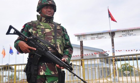 Seorang personel TNI berjaga di perbatasan Indonesia-Papua Nugini (PNG) di Skouw-Wutun, Papua, Rabu (16/9). 