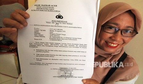 [ilustrasi] Seorang perwakilan perempuan bakal calon anggota legislatif (caleg) Pemilu 2019 menunjukkan surat rekomendasi dari Kepolisian saat pengurusan surat keterangan catatan kepolisian ( SKCK) di Polres Lhokseumawe, Aceh, Selasa (26/6). 