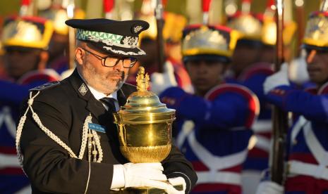 Seorang perwira militer Portugis membawa relik dengan hati mantan kaisar Brasil Dom Pedro I, selama upacara militer yang akan diterima oleh Presiden Brasil Jair Bolsonaro, di Istana Presiden Planalto di Brasilia, Brasil, Selasa, 23 Agustus 2022. jantung tiba untuk ditampilkan selama perayaan dua abad kemerdekaan Brasil pada 7 September.