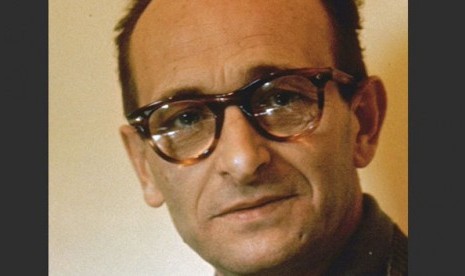 Seorang perwira SS-Obersturmbannführer Nazi (letnan kolonel) yang merupakan salah satu sosok besar di balik Holocaust, Otto Adolf Eichmann dieksekusi gantung di Tel Aviv, Israel pada 31 Mei di 1962.