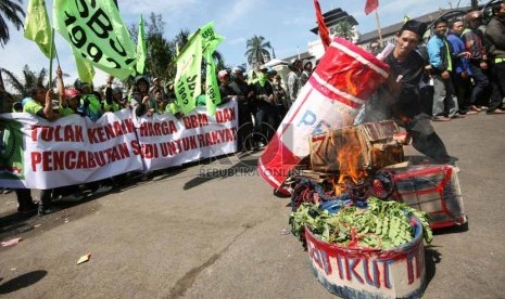  Seorang peserta aksi dari Serikat Buruh Sejahtera Indonesia (SBSI) membakar replika drum dan jerigen bahan BBM dalam aksi  menolak kenaikan BBM di depan Gedung Sate, Bandung, Kamis (23/5).     (Republika/Edi Yusuf)