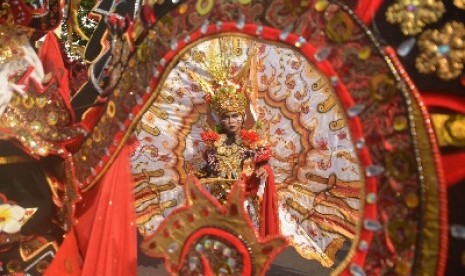 Seorang peserta defile Seblang Bakungan tampil dalam Banyuwangi Ethno Carnival (BEC) di Banyuwangi, Jawa Timur, Sabtu (22/11). BEC atau Karnaval Etnik Banyuwangi mengambil tema 