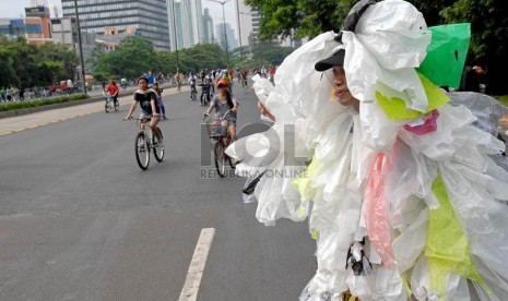 Seorang peserta kampanye memberikan sosialisasi pengurangan sampah kantong plastik kepada warga yang melintas di Jalan Jenderal Sudirman, Jakarta.  (Republika/Agung Fatma Putra)