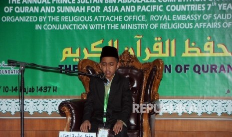 Seorang peserta melafaskan ayat-ayat suci Al-quran pada acara The Annual Prince Sultan bin Abdulaziz Competition on The Memorozation of Quran and Sunnah for Asia and Pacific Countries 7th year of compatition di Jakarta, Senin (18/4). (Republika / Darmawan)