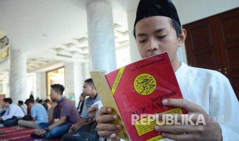  Seorang peserta menghafal ayat-ayat Alquran. (Republika/Edi Yusuf)