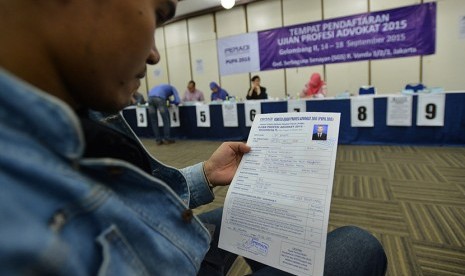  Seorang peserta menunggu panggilan untuk melengkapi berkas pendaftaran ujian profesi advokat di Jakarta, Senin (14/9).  (Antara/Prasetyo Utomo)