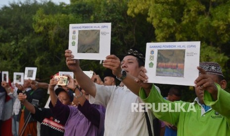 Seorang peserta tim Falakiyah dari Jakarta Islamic Center (JIC) melakukan pemantauan hilal menggunakan Gawang Pembidik Hilal (GPH) di Pulau Karya, Kepulauan Seribu, Jakarta, Ahad (5/6).