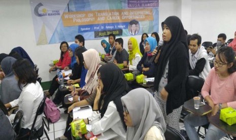 Seorang peserta workshop penerjemahan yang diadakan ABA BSI dan STIBA Nusa Mandiri bertanya kepada nara sumber.