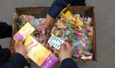 Seorang petugas Badan Pengawasan Obat dan Makan (BPOM) menata sejumlah bahan kimia obat yang akan dimusnahkan di halaman kantor BPOM, Jakarta Timur.