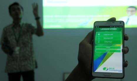 Seorang petugas Badan Penyelenggara Jaminan Sosial (BPJS) Ketenagakerjaan memperlihatkan Aplikasi BPJS TK Mobile saat sosialisasi BPJS Ketenagakerjaan kepada wartawan di Galeri Foto Jurnalistik Antara (GFJA) Makassar, Sulawesi Selatan, Jumat (15/4). 