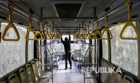 Bus sekiolah akan disiagakan di lima stasiun kereta utama untuk mengangkut penumpang di terlantar di stasiun kereta. Foto suasana di dalam bus sekolah (ilustrasi)