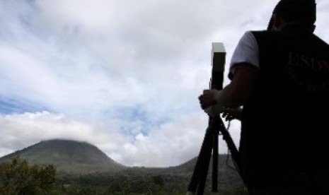 Seorang petugas dari Pusat Vulkanologi dan Mitigasi Bencana Geologi(PVMBG) mengamati aktifitas Gunung Lokon di Tomohon, Sulawesi Utara. Pengukuran tersebut untuk mengetahui kandungan sulfur dalam udara akibat letusan Gunung Lokon. 