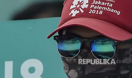 Seorang petugas dengan kacamatanya pada pertandingan antara tim voli pantai putra Qatar melawan Cina pada pertandingan babak semifinal voli pantai putra Asian Games 2018 di arena Jakabaring Sport City, Palembang, Sumsel, Ahad (26/8). 