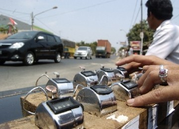 Seorang petugas Dinas Perhubungan menghitung jumlah kendaraan yang masuk Purwakarta secara manual, Kamis (25/8). 