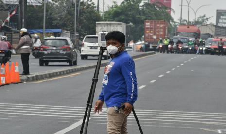 Seorang petugas Ditlantas Polda Metro Jaya menggunakan alat 3D Lasser Scanner saat olah TKP kecelakaan truk kontainer di depan SDN Kota Baru 02 dan 03 Kranji, Bekasi, Jawa Barat, Kamis (1/9/2022). Olah TKP tersebut untuk menganalisis penyebab kecelakaan truk yang menewaskan 10 orang dan melukai 23 itu. 