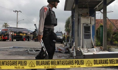   Seorang petugas Gegana melakukan penyisiran Tempat Kejadian Perkara (TKP) ledakan di ATM Bank Mandiri Karangploso, Malang, Jawa Timur, Kamis (9/1).(Antara/Ari Bowo Sucipto)