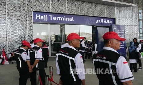  Sejumlah petugas haji Indonesia sedang menyambut kedatangan jamaah haji Indonesia di Bandara Madinah, Arab Saudi. (Ilustrasi)