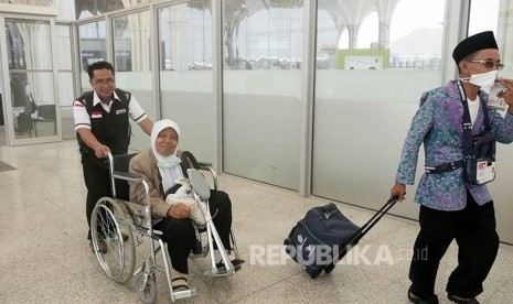  Seorang petugas haji Indonesia sedang melayani jamaah haji (Ilustrasi)