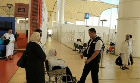 Seorang petugas haji Indonesia selepas memberikan minum kepada jamaah haji Palestina di Bandara King Abdulaziz, Jeddah, Rabu (8/8). Sebanyak 350 jamaah Palestina terbang melalui Kairo, Mesir, dan tiba di Jeddah hari itu.