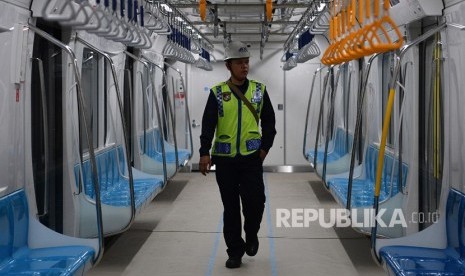 Seorang petugas keamanan berjalan di dalam kereta Mass Rapid Transit (MRT) di Stasiun MRT Bundaran HI, Jakarta, Rabu (30/1/2019).