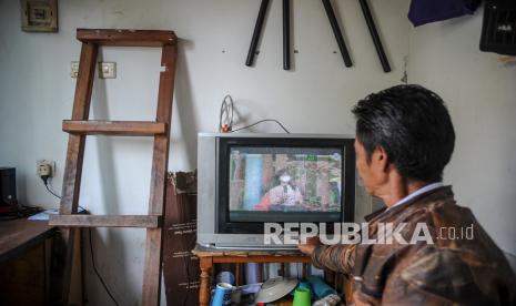 Warga menonton siaran TV analog. Kementerian Komunikasi dan Informatika akan menghentikan siaran TV analog pada 2 November 2022.