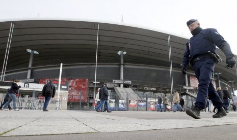 seorang petugas keamanan Prancis sedang berjalan pada pembukaan kembali Stadion Stade de France, Prancis