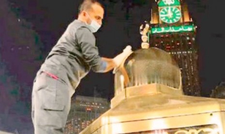 Mengenal Maqam Ibrahim. Foto: Seorang petugas kebersihan Masjidil Haram tengah membersihkan Maqam Ibrahim.