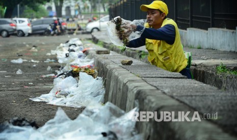 Seorang petugas kebersihan di Kota Bandung (ilustrasi)