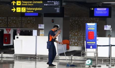 Seorang petugas kebersihan mengepel lantai di ruang terminal keberangkatan di Bandara Supadio, Kabupaten Kubu Raya, Kalimantan Barat, Senin (10/5/2021). PT Angkasa Pura II Kantor Cabang Bandara Internasional Supadio Kubu Raya Kalimantan Barat meningkatkan kepedulian terhadap keselamatan penerbangan dengan pencanangan Ramp Safety Campaign (RSC), Terminal Safety Campaign (TSC).