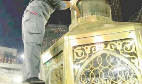 Seorang petugas kebersihan tengah membersihkan Maqam Ibrahim di Masjid Al Haram Makkah.