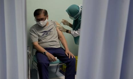 Seorang petugas kesehatan memberikan suntikan booster Pfizer kepada seorang pria lanjut usia selama kampanye vaksinasi dosis ketiga di Rumah Sakit Umum Daerah Tangerang Selatan di Tangerang, Indonesia, Senin, 24 Januari 2022. Penelitian Oxford menghasilkan kesimpulan vaksin berplatform mRNA efektif sebagai booster setelah dua dosis Sinovac.