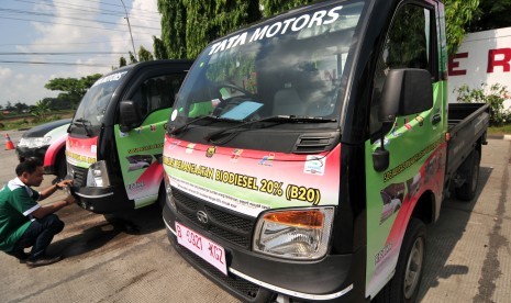 Seorang petugas mekanik memeriksa mobil Tata Super Ace 1400 cc dan Tata Ace EX2, mini pikap diesel pertama di Indonesia, disela touring roadshow sosialisasi dan pengujian solar baru Biodiesel 20% (B20), di SPBU di Tegal, Jawa Tengah, Kamis (28/1). 